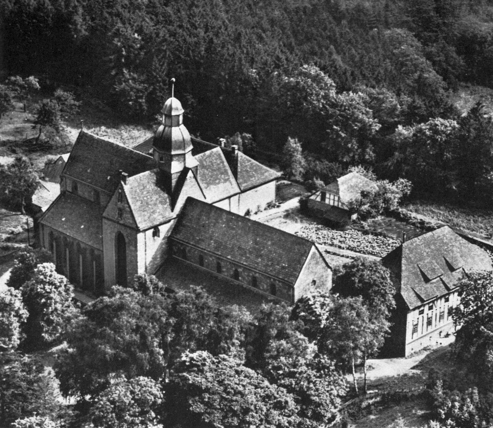 Luftbild der Klosterkirche Amelungsborn